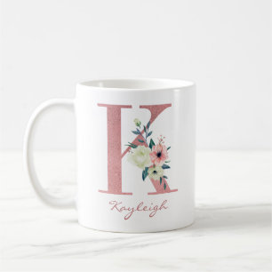 Caneca De Café Buquê de Flores Elegantes Letra K Rosa e Marfim