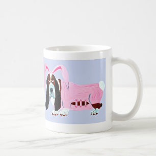 Caneca De Café Caça-Basset Em Um Casaco De Coelhinho Rosa