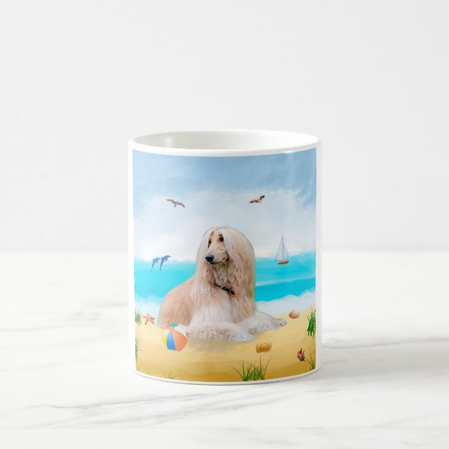 Caneca De Café Cachorro afegão na praia (Centro)