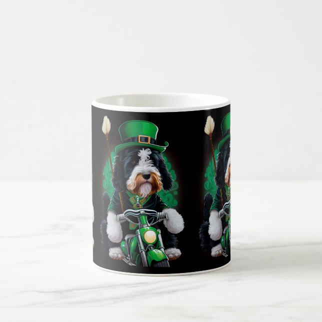 Caneca De Café Cachorro Bernedoodle dirigindo Ruas de bicicleta.  (Centro)