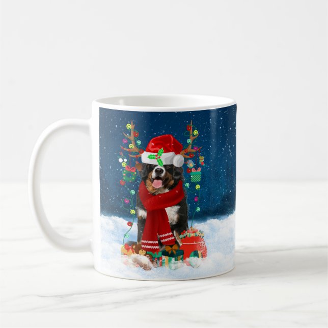 Caneca De Café Cachorro Bernês na neve com presentes de Natal (Esquerda)