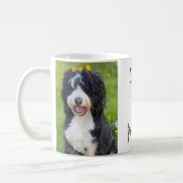 Caneca De Café Cachorro caprichoso na grama dizendo "Eu amo meu V