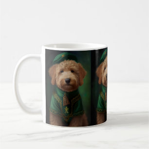 Caneca De Café Cachorro de Goldendoodle na Rua. Vestido do Dia de