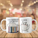 Caneca De Café Cachorro Engraçado Livro Gato Pótamo Citação Pótam<br><div class="desc">Gatos bonitos e engraçados com livros personalizados presentes para livreiros que amam gatos,  com a citação personalizável: "Facilmente distraído por gatos e livros".</div>