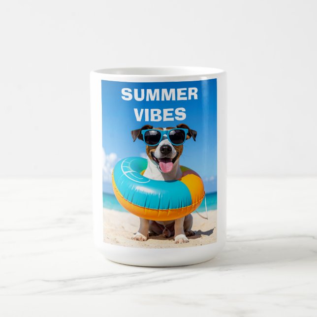 Caneca De Café Cachorro na praia com vibrações de verão (Centro)