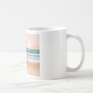 Caneca De Café Cachorro Pitbull bonito sentado na praia com o pôr