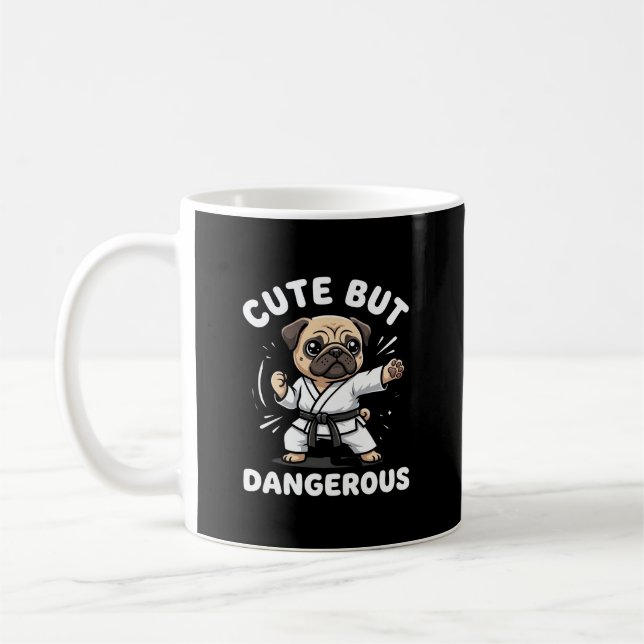 Caneca De Café Cachorro Pug de Karatê Fofo Mas Perigoso (Esquerda)