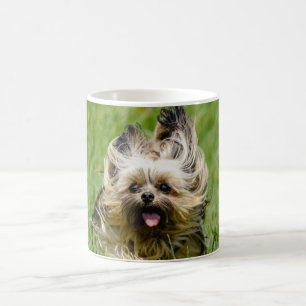Caneca De Café Cachorro Yorkshire Terrier Fofo Correndo pela Gram