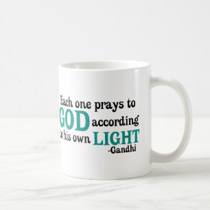 Caneca De Café Cada Um Reza A Deus De Acordo Com Sua Própria Luz