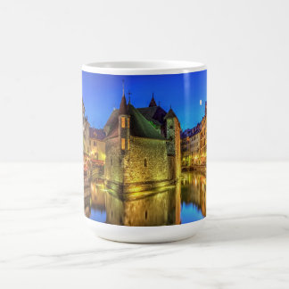Caneca De Café Cadeia e canal de Palais de l'Ile na cidade velha