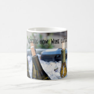 Caneca De Café Café agora. Vinho mais tarde. Caneca engraçada