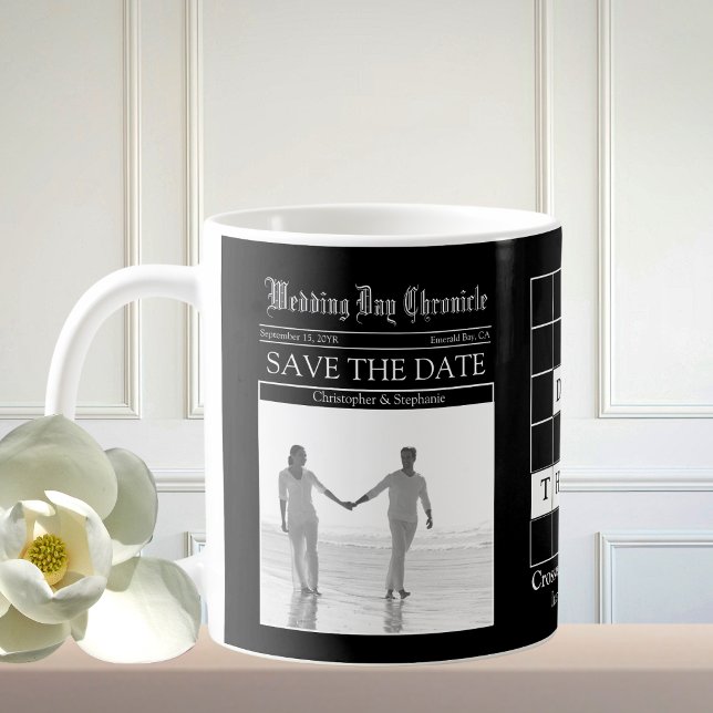 Caneca De Café Café Divulgação Data de Casamento Jornal Preto e B (Vintage Black Newspaper 1 Black and White Photo Modern Typography Save the Date Announcement)