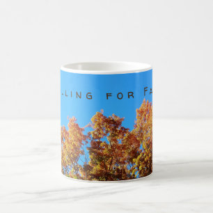 Caneca De Café Caindo nas Folhas de outono