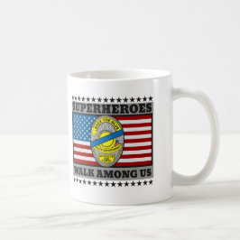 Caneca De Café Caminhada dos super-herói da polícia entre nós