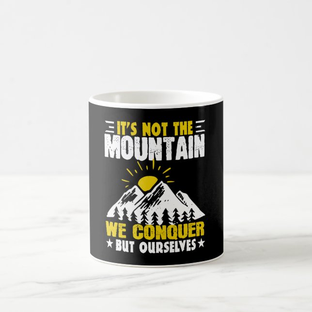 Caneca De Café Caminhando Não é a montanha que nós conquistamos (Centro)
