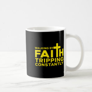 Caneca De Café Caminhando Pela Fé Tropeçando Constantemente Cruz