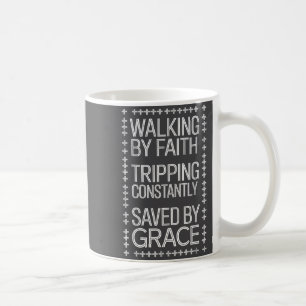 Caneca De Café Caminhando Pela Fé Tropeçando Constantemente Salvo