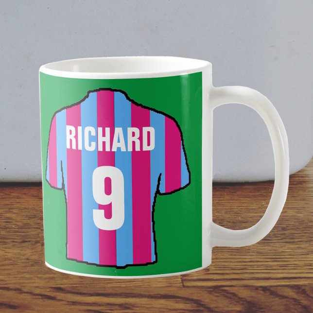 Caneca De Café Camisa de futebol design em claret e azul. (Criador carregado)