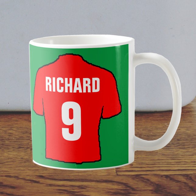 Caneca De Café Camisa de futebol design em vermelho. (Criador carregado)