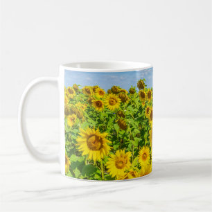Caneca De Café Campo de girassol, dia ensolarado de verão.