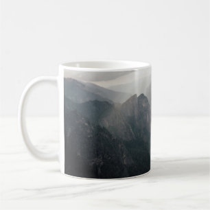 CANECA DE CAFÉ CAMPO VERDE E MONTANHAS DURANTE O DIA