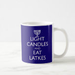 CANECA DE CAFÉ CANETAS LUMINOSAS E TRAÇOS PARA COMER<br><div class="desc">Diversão para Chanukah. VELAS LUMINOSAS E ATAQUES DE COMER com uma menorah. Design baseado na moral britânica de 1939.</div>