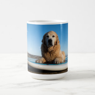 Caneca De Café Cão do golden retriever que coloca em um conselho