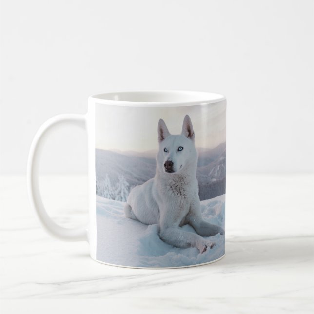Caneca De Café Cão Rouco branco entrelaçante na neve espelhada (Esquerda)