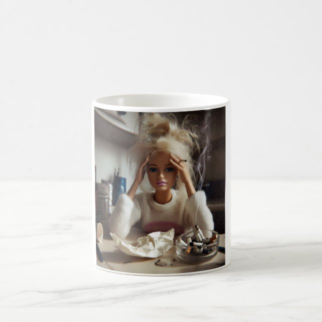 Caneca De Café Cara de Boneca Angustiada Engraçada Meme Fumando S (Centro)