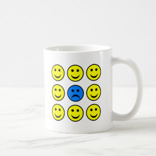 Caneca De Café Cara triste em uma multidão de feliz