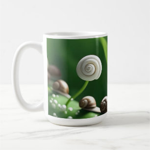 Caneca De Café Caracóis alinhados em plantas verdes