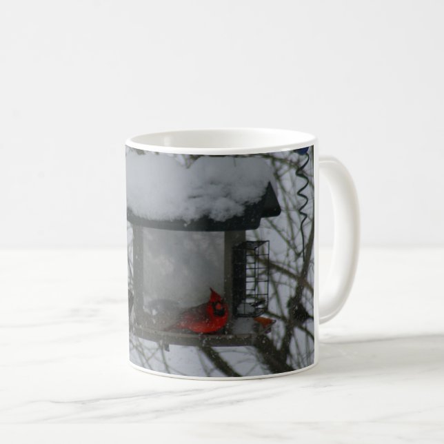 Caneca De Café Cardeal em um alimentador de neve (Frente Esquerda)