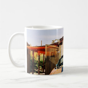 Caneca De Café Carro azul estacionado ao lado do edifício de bet