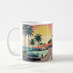 Caneca De Café Carro vintage retrorreflector numa estrada costeir