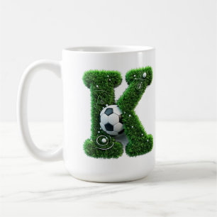 Caneca De Café Carta K de grama verde com bola de futebol