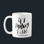 Caneca De Café Carta Preta Hora da Turquia Ação de Graças<br><div class="desc">É hora do peru! Adicione um sotaque de Ação de Graças à sua cozinha com esta caneca personalizável. Ele apresenta a HORA DA TURQUIA em letras rústicas. Personalize adicionando seus detalhes. Esta caneca de Ação de Graças está disponível em outras cores.</div>