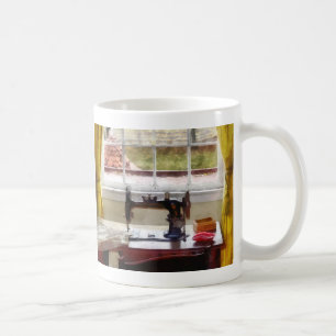 Caneca De Café Casa da fazenda com máquina de costura