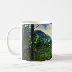 Caneca De Café Casa de madeira, paisagem natural de montanha.