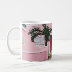 CANECA DE CAFÉ CASA DE PINK E BRANCO CONCRETO PERTO DAS ÁRVORES 