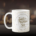 Caneca De Café Casados Há 50 Anos Bodas de Ouro Corações Dourados<br><div class="desc">Com delicados corações dourados. Personalize com as informações do seu aniversário de cinquenta anos em letras douradas elegantes. Desenhado por Thisisnotme©</div>