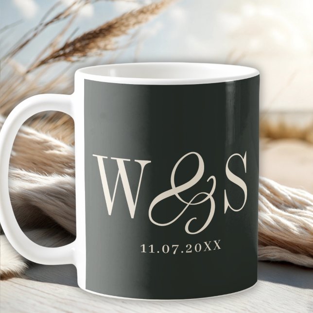 Caneca De Café Casais de noivos com inicial de ébano elegante (Criador carregado)