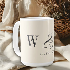 Caneca De Café Casais de noivos elegantes creme natural inicial