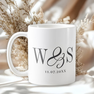 Caneca De Café Casais de noivos iniciais brancos elegantes