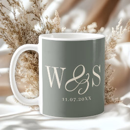 Caneca De Café Casais de noivos iniciais elegantes sage