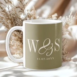 Caneca De Café Casais de noivos iniciais em verde oliva elegante