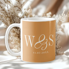 Caneca De Café Casais de noivos iniciais mostarda elegantes