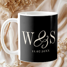 Caneca De Café Casais de noivos iniciais pretos elegantes