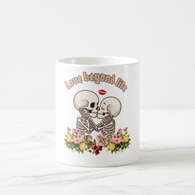 Caneca De Café Casal de esqueletos beijando com Gótico Floral (Centro)