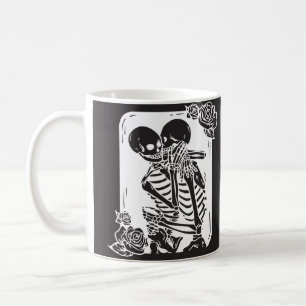 Caneca De Café Casal esquelético se abraçando em um