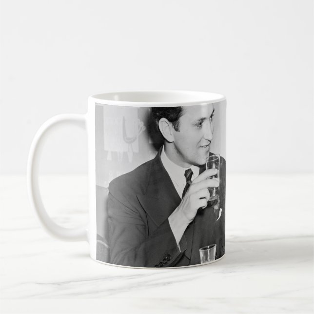 Caneca De Café Casal sentado em um restaurante flertando (Esquerda)